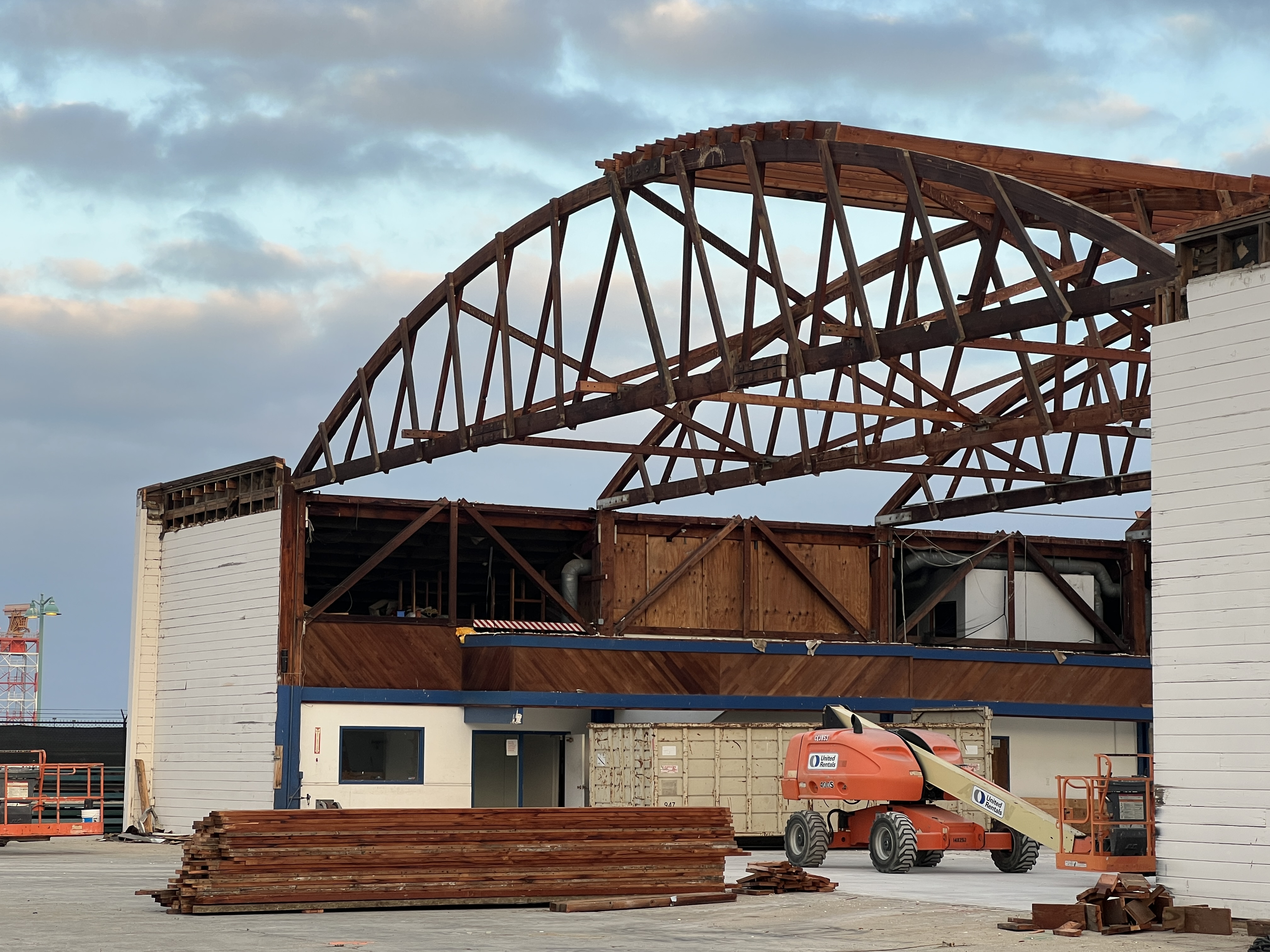 Hangar 5 under construction 