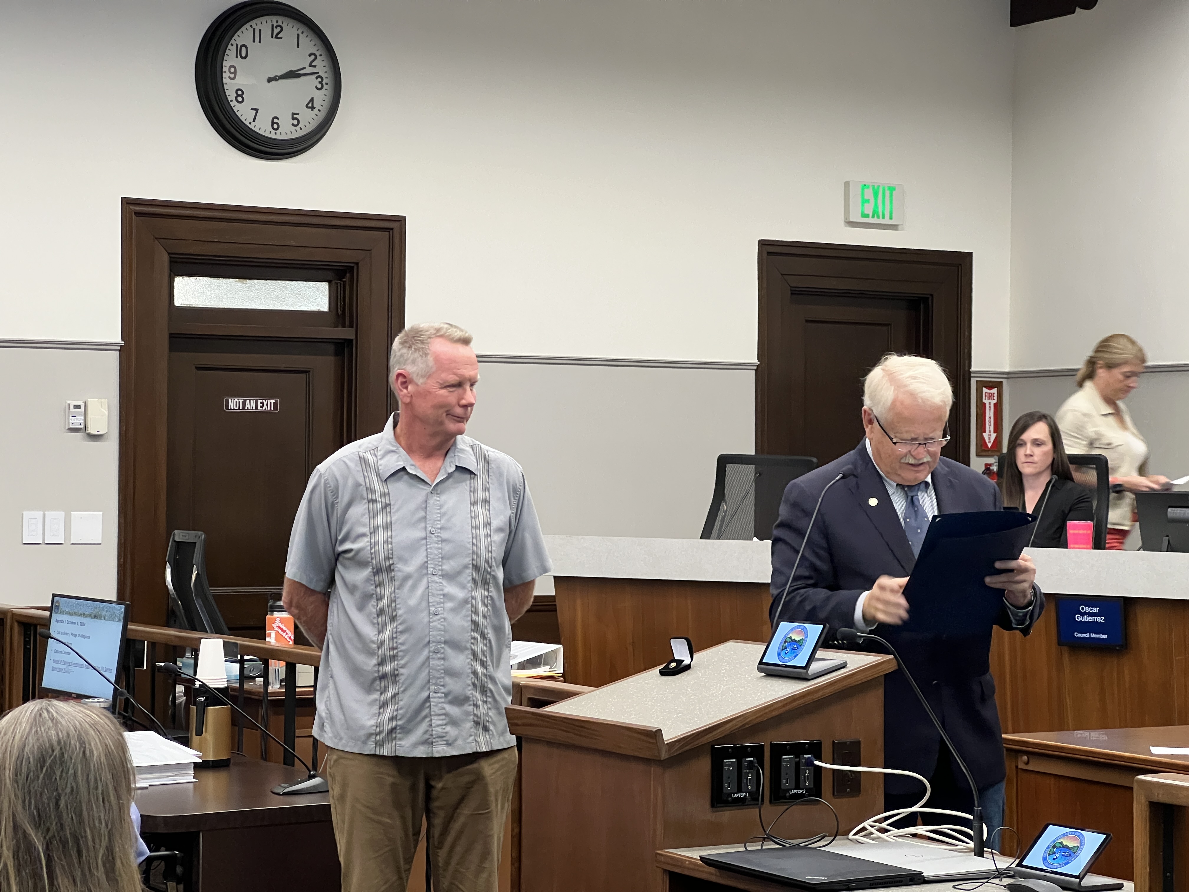 Mayor Randy Rowse presenting service award at City Council Meeting