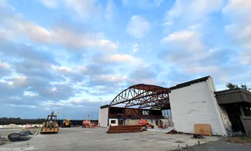 Hangar 5 under construction 